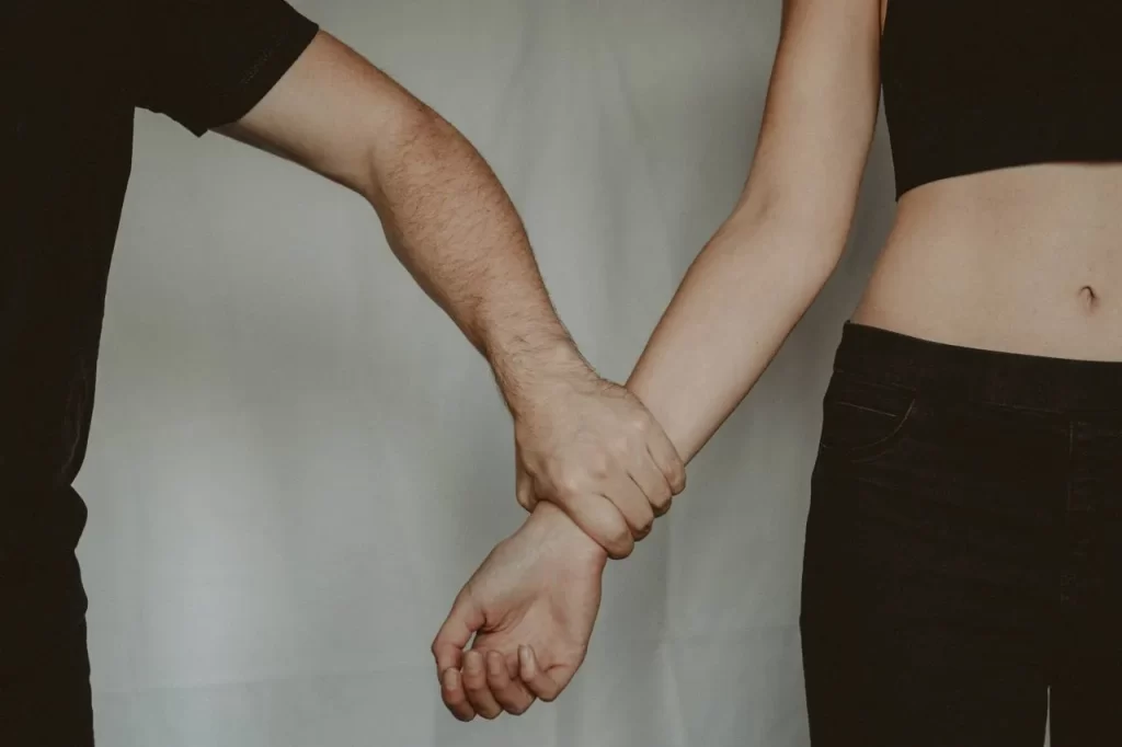 ۱۰ نشانه رابطه سمی که نباید نادیده بگیرید: کنترل، به اسمِ عشق و نگرانی