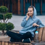 زن آزاد در پارک. سبک زندگی چیست؟